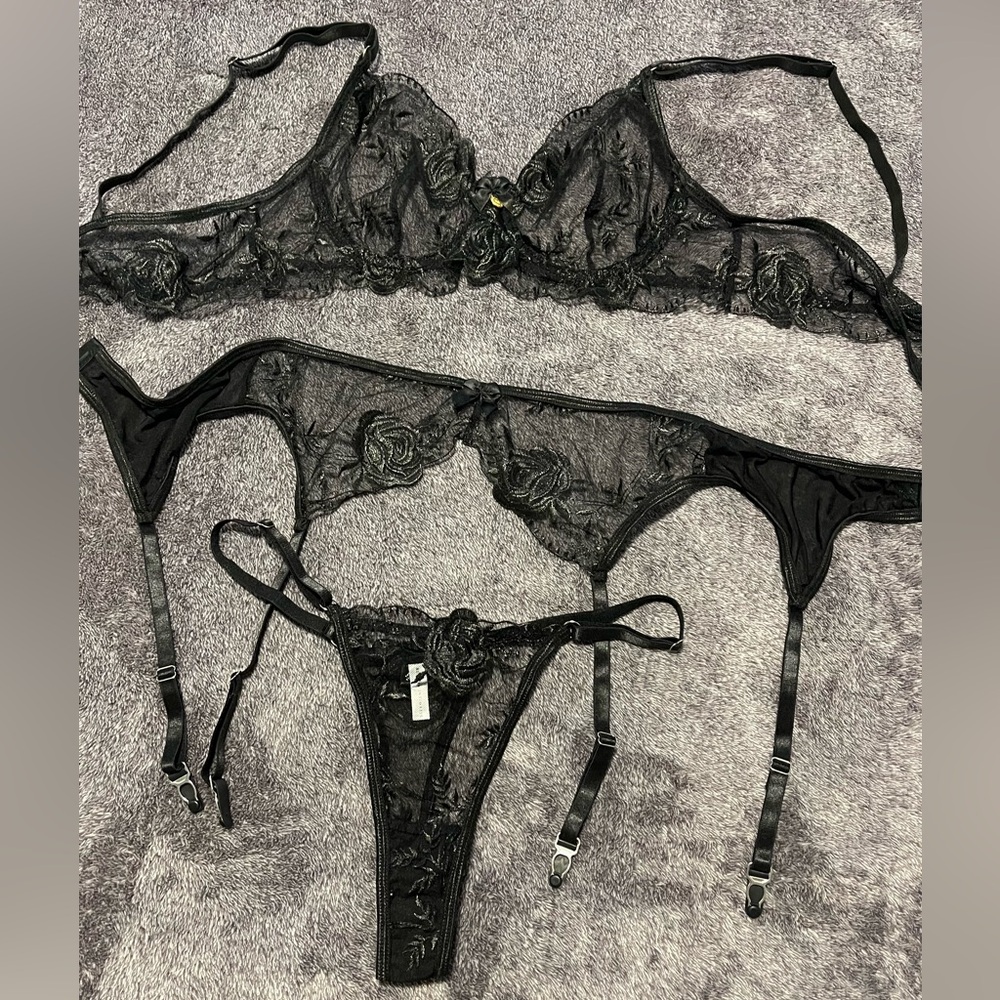*NEVER USED* Elegant Black Lace Lingerie Set - Picture 1 of 7